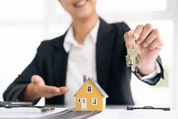 Agent Nieruchomości Dostarczanie Przykładowych Domów Klientów Umowy Kredytu Hipotecznego Zawarcie Obraz Stockowy
