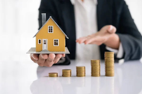 Agent Nieruchomości Dostarczanie Przykładowych Domów Klientów Umowy Kredytu Hipotecznego Zawarcie Obrazek Stockowy