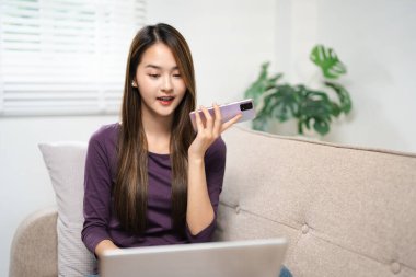 Kadınlar kanepelerinde dizüstü bilgisayarlarıyla oturup arkadaşlarıyla hoparlörlerinde cep telefonu gevezeliği yapıyor müşteri hizmetlerini arıyor, evlerinde modern teknoloji ürünleri sipariş ediyorlar. Yapay zeka kullanımı, yaşam tarzı.
