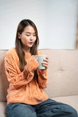 Kadınlar evde bir fincan çayla rahatlar. Sessiz yaşam tarzının tadını çıkarıyor. Sabahları kahve içen güzel bir kadın pencerenin kenarında oturuyor. Ev sakinliği.