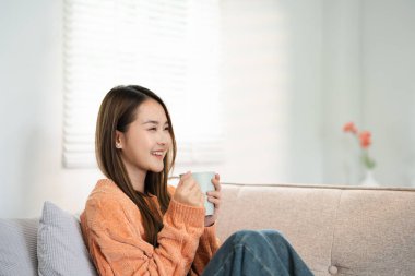 Kadınlar evde bir fincan çayla rahatlar. Sessiz yaşam tarzının tadını çıkarıyor. Sabahları kahve içen güzel bir kadın pencerenin kenarında oturuyor. Ev sakinliği.