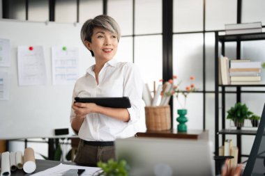 Olgun bir iş kadını, ofiste tablet ve program, CEO ve e-posta kontrolü ya da girişimci. Uygulamada gündemi planlamak için kadın kişi, gözlük ve teknoloji finans firması için internet ve internet okuması