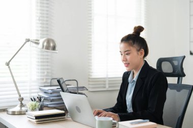 İş yerindeki kadın. Ofiste İşletme Yöneticisi İletişim