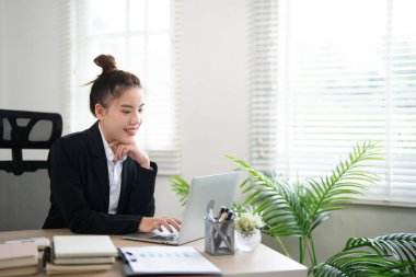İş yerindeki kadın. Ofiste İşletme Yöneticisi İletişim