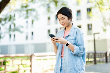 Genç serbest çalışan, ceketli bir bayan bahar parkında dinleniyor. Kentsel yaşam tarzı kavramı