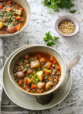 Bezelye ve mercimek ile sebze çorbası