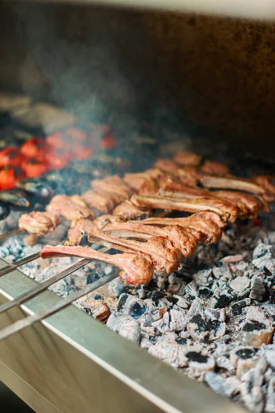 Churrasco Kabab Azerbaijão Mangal Costelas Carvão Com Fumaça — Fotografia de Stock