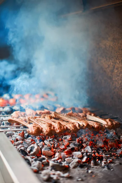 阿塞拜疆的Barbecue Kabab 用烟熏在煤排上的甘露 — 图库照片