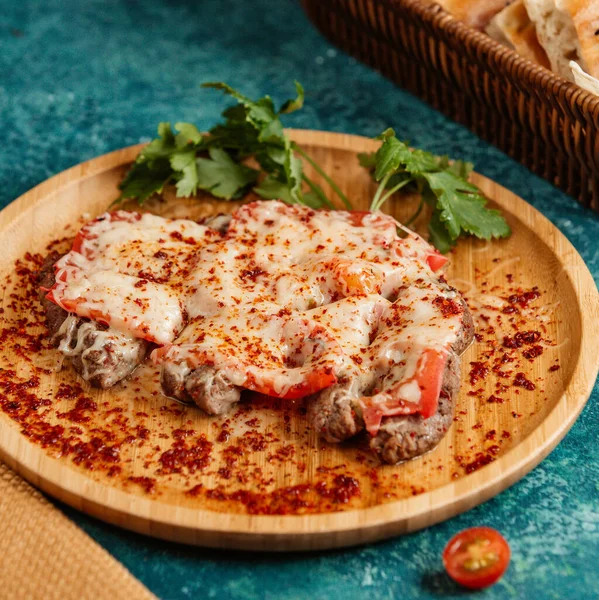 Sirum ve acı biberle pişirilmiş biftek.