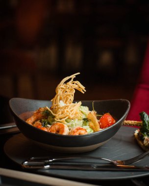 Şeften karides ve ekmek kırıntılarıyla dolu Sezar salatası