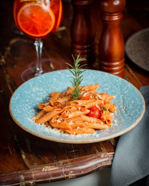 Domates soslu İtalyan mutfağı makarnası ve parmesan peyniri.