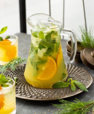 Limonlu naneli doğal portakal suyu.