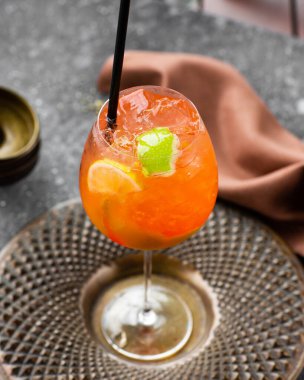 Limonlu doğal greyfurt suyu.