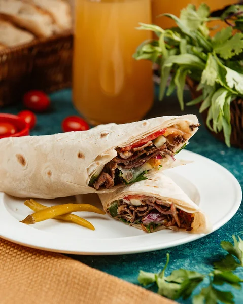 Bir tükürükte pişirilmiş kuzu eti Azerbaycan Dener kebap Shawarma lavaşta