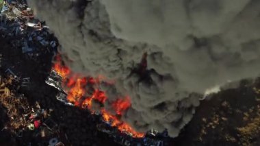 Yangın, araba hurdalığında büyük bir yangın, kara duman atmosferi kirletiyor, ekolojik felaket, küresel ısınma sorunu. Yüksek kalite 4k görüntü