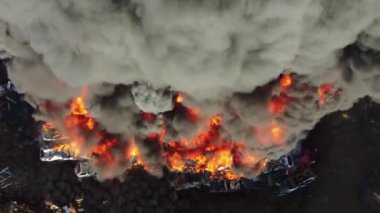 Yangın, araba hurdalığında büyük bir yangın, kara duman atmosferi kirletiyor, ekolojik felaket, küresel ısınma sorunu. Yüksek kalite 4k görüntü