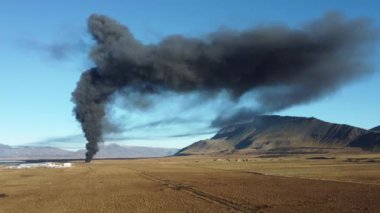 Yangın, araba hurdalığında büyük bir yangın, kara duman atmosferi kirletiyor, ekolojik felaket, küresel ısınma sorunu. Yüksek kalite 4k görüntü