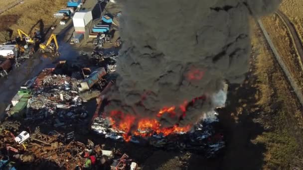 Pożar Ogromny Pożar Złomowisku Czarny Dym Zanieczyszcza Atmosferę Katastrofa Ekologiczna — Wideo stockowe