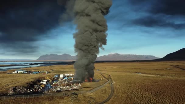 Tűz Hatalmas Tűz Egy Roncstelepen Fekete Füst Szennyezi Légkört Ökológiai — Stock videók