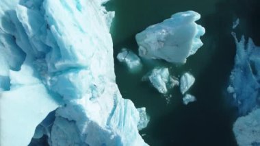 Doğa Iceberg, İzlanda 'nın güzel manzarası 4k ile mavi buzul gölünde erir. Yüksek kalite 4k görüntü