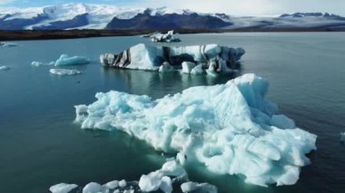 Doğa Iceberg, İzlanda 'nın güzel manzarası 4k ile mavi buzul gölünde erir. Yüksek kalite 4k görüntü
