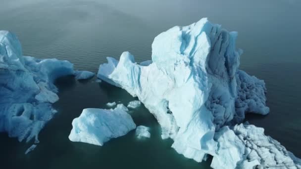 自然冰山融化在蓝色的冰川泻湖与清澈的水冰岛美丽的户外景观4K 高质量的4K镜头 — 图库视频影像