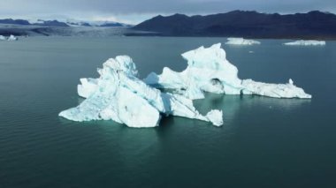 Doğa Iceberg, İzlanda 'nın güzel manzarası 4k ile mavi buzul gölünde erir. Yüksek kalite 4k görüntü