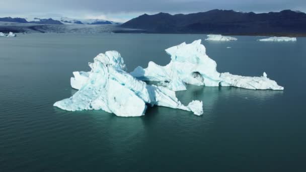 自然の氷山は青い氷河のラグーンで純粋な水アイスランドの美しい屋外風景4Kで溶けます 高品質4K映像 — ストック動画
