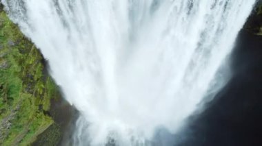 İzlanda 'da şelale, güzel yeşil yaz mevsimi, volkanik nehir havası manzarası. Yüksek kalite 4k görüntü