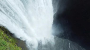 İzlanda 'da şelale, güzel yeşil yaz mevsimi, volkanik nehir havası manzarası. Yüksek kalite 4k görüntü
