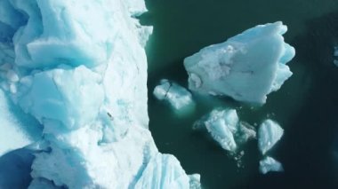 Doğa Iceberg, İzlanda 'nın güzel manzarası 4k ile mavi buzul gölünde erir. Yüksek kalite 4k görüntü