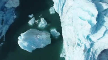 Doğa Iceberg, İzlanda 'nın güzel manzarası 4k ile mavi buzul gölünde erir. Yüksek kalite 4k görüntü