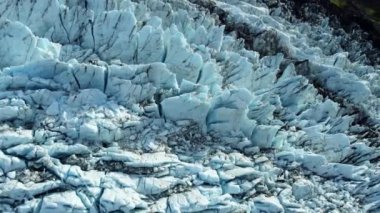  İzlanda 'daki Doğa Vatnajokull Buzulu beyaz kar ve mavi buz mevsimi mevsimi manzarası 4k. Yüksek kalite 4k görüntü