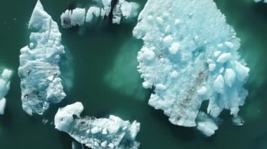 Doğa Iceberg, İzlanda 'nın güzel manzarası 4k ile mavi buzul gölünde erir. Yüksek kalite 4k görüntü