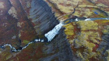 İzlanda 'da Şelale Dynjandi, dağlarda büyük bir şelale, güzel doğa manzarası, yukarıdan aşağıya doğru hava manzarası. Yüksek kalite 4k görüntü