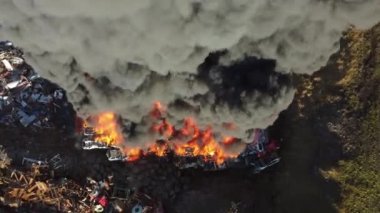 Yangın, araba hurdalığında büyük bir yangın, kara duman atmosferi kirletiyor, ekolojik felaket, küresel ısınma sorunu. Yüksek kalite 4k görüntü