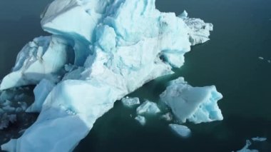 Doğa Iceberg, İzlanda 'nın güzel manzarası 4k ile mavi buzul gölünde erir. Yüksek kalite 4k görüntü