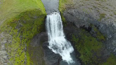 İzlanda 'da şelale, güzel yeşil yaz mevsimi, volkanik nehir havası manzarası. Yüksek kalite 4k görüntü