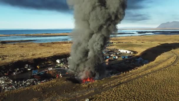 Brand Grote Brand Een Autovuilnisbelt Zwarte Rook Vervuilt Atmosfeer Ecologische — Stockvideo