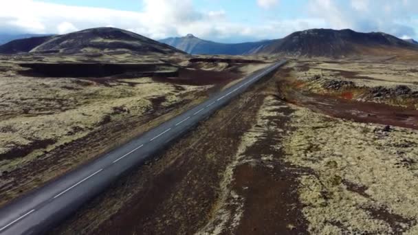 冰岛的公路景观 美丽的火山自然在阳光普照的天气旅游目的地一号公路 高质量的4K镜头 — 图库视频影像