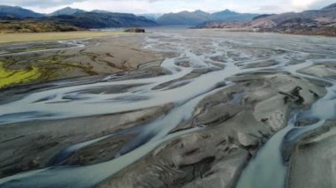 İzlanda 'daki buzul nehri doğa su deseni güzel ve büyülü hava manzarası. Yüksek kalite 4k görüntü