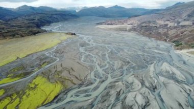 İzlanda 'daki buzul nehri doğa su deseni güzel ve büyülü hava manzarası. Yüksek kalite 4k görüntü