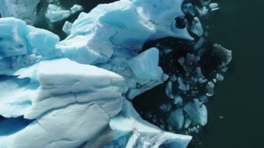 Doğa Iceberg, İzlanda 'nın güzel manzarası 4k ile mavi buzul gölünde erir. Yüksek kalite 4k görüntü