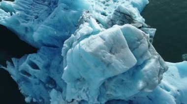 Doğa Iceberg, İzlanda 'nın güzel manzarası 4k ile mavi buzul gölünde erir. Yüksek kalite 4k görüntü