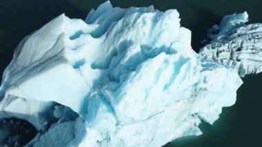 Doğa Iceberg, İzlanda 'nın güzel manzarası 4k ile mavi buzul gölünde erir. Yüksek kalite 4k görüntü