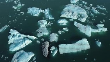 Doğa Iceberg, İzlanda 'nın güzel manzarası 4k ile mavi buzul gölünde erir. Yüksek kalite 4k görüntü
