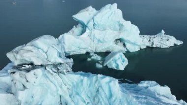 Doğa Iceberg, İzlanda 'nın güzel manzarası 4k ile mavi buzul gölünde erir. Yüksek kalite 4k görüntü