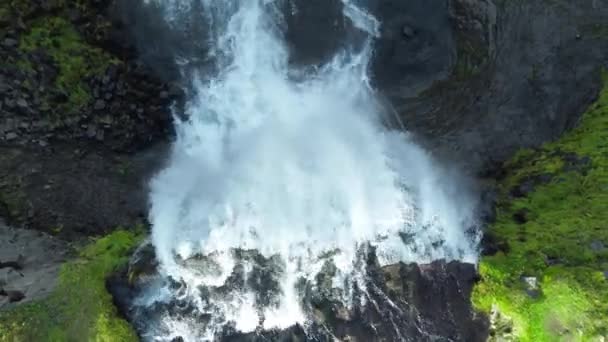 Wasserfall Island Schöne Grüne Sommersaison Vulkan Reine Gebirgsfluss Luftaufnahme Hochwertiges — Stockvideo