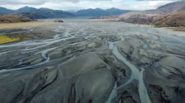 İzlanda 'daki buzul nehri doğa su deseni güzel ve büyülü hava manzarası. Yüksek kalite 4k görüntü