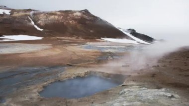 8k Güzel Doğa manzarası, İzlanda 'daki Namafjall Hver jeotermal alanı, sülfür vadisinde tüten fümerollü saf enerji. 8k 4: 2: 2 10bit Sınıflandırılmış Günlük Kaydı.